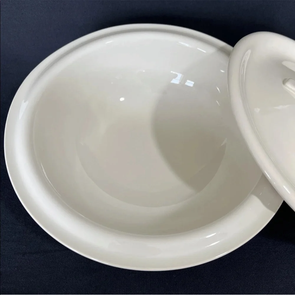 Crate & Barrel Gallery Parchment Cream Stoneware Casserole Serving Bowl with Lid